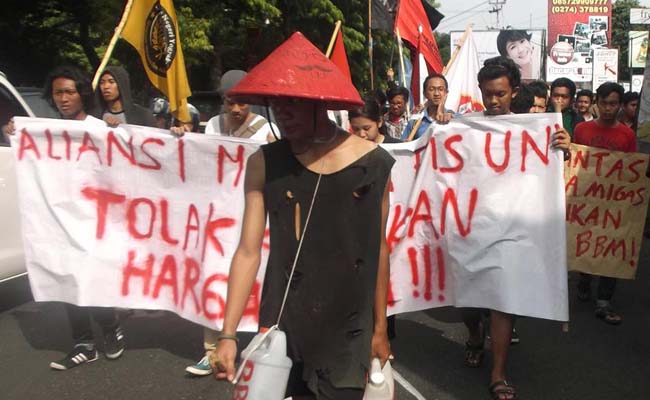 Tolak BBM Mencekik Rakyat, AM FIS Unjuk Rasa