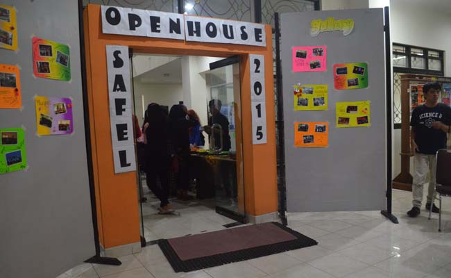 Rabu (18/2), Pintu masuk perayaan Open House UKM Safel di lobi Student Center.