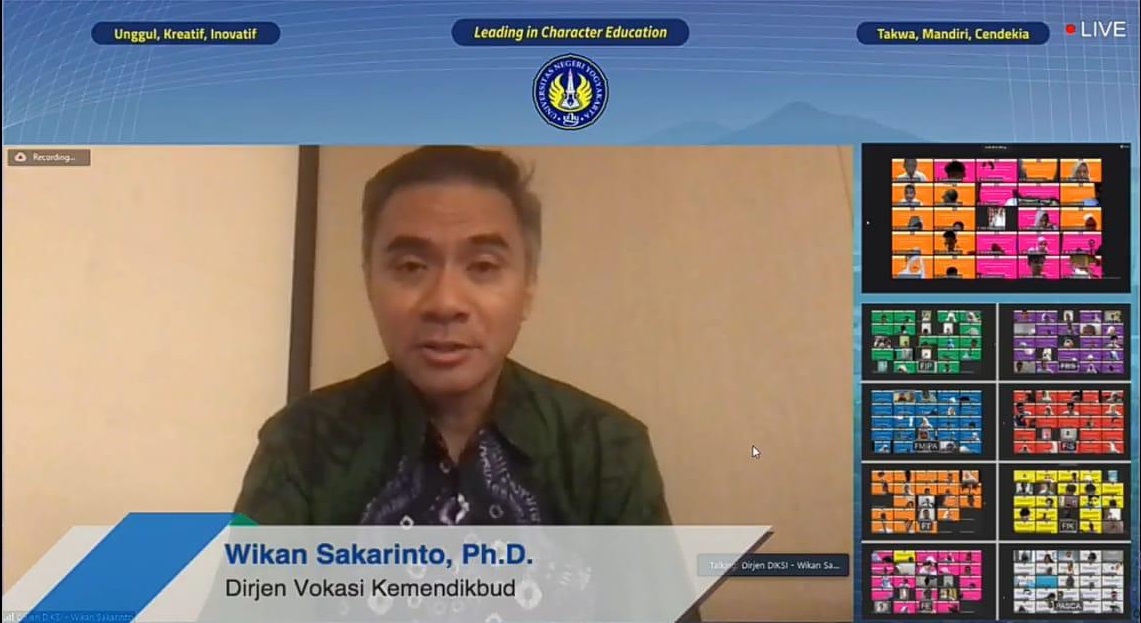 Wikan Sakarinto mempresentasikan materi melalui video telekonferensi. Gambar diambil dari SS siaran langsung kanal Youtube UNY Official.