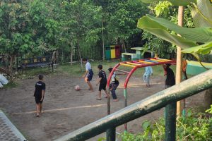 Suasana sore ramai dengan anak-anak bermain bola di RTHP Taman Bumijo RW 11, Kampung Ramah Anak Badran. Sabtu (24/01/2026). Foto oleh Lisa/EKSPRESI.