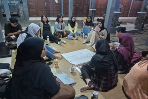 Diskusi terkait persoalan Kampung Laut oleh anggota LPM Ekspresi di Food Court FMIPA, Jumat (3/10/2025). Foto oleh Nisrin/EKSPRESI.